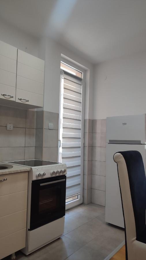 Black And White Pirot Exterior foto