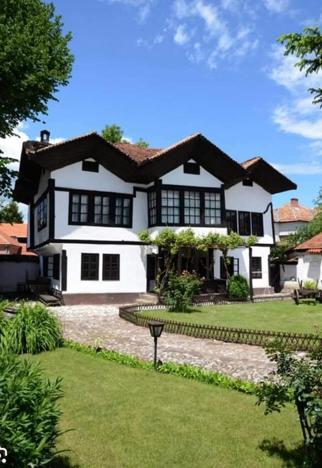 Black And White Pirot Exterior foto